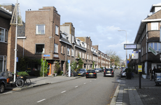 909253 Gezicht in de Jan van Scorelstraat te Utrecht, met links de ingang van de Pieter Breughelstraat.